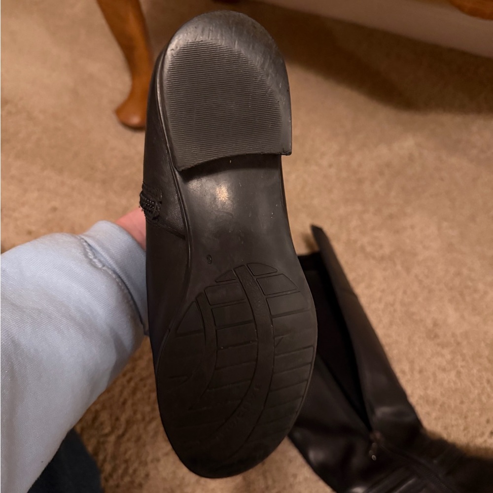 Elegant Black Heeled Boots - Picture 7 of 7